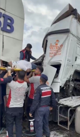 Osmaniye’de tır OSB giriş kapısına çarptı, sürücü kabinde sıkıştı