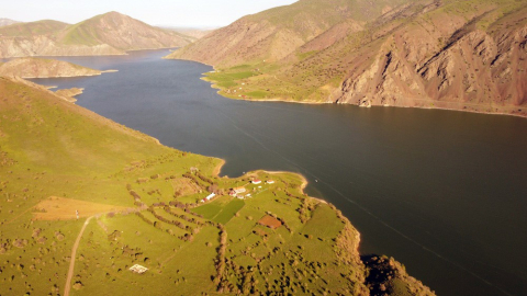 Baharın gelişiyle Keban Baraj Gölü’nde eşsiz manzara