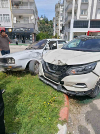 İki otomobilin çarpıştığı kaza anı kamerada