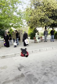 Uyuşturucu bağımlısı durak yanında uyuyakaldı