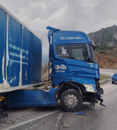 Burdur’da kontrolden çıkan tır demir bariyerlere çarptı