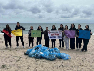 Kırklareli’nde çevreci öğrenciler sahilde temizlik yaptı