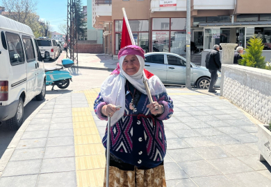 75 yaşındaki Satı teyzenin bayrak sevgisi