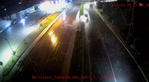 Malatya’da kontrolden çıkan araç refüje çarptı