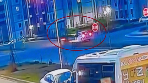 Motosiklet sürücüsünün otomobile çarpmasının etkisiyle fırladığı anlar kamerada