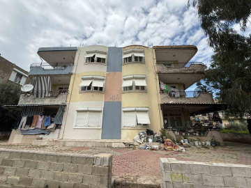 Daire içerisinde ve bahçede biriktirilen çöpler vatandaşı isyan ettirdi