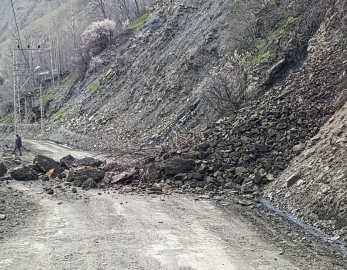 Bahçesaray’da mahalle yolunda heyelan