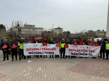 Jandarma 300 traktör sürücüsüne eğitim vererek 600 reflektör dağıttı