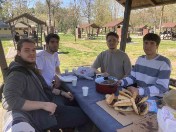 Eskişehir’de gençler doğa ve tarih gezisinin ardından mangalda buluştu