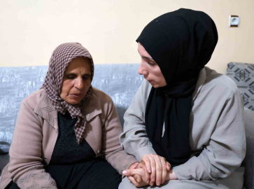 Ayrı şehirler, kayıp hayatlar: Cesetleri bulunamayan Gülistan Doku ve Mekiye Akyel’in ailesi Diyarbakır’da bir araya geldi