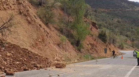 Tunceli’de yamaçtan kopan taş ve toprak kütlesi yola düştü