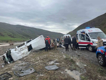 Yolcu minibüsü dere yatağına yuvarlandı: 16 yaralı
