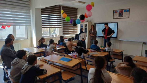 Üniversiteliler miniklere zorbalıkla baş etmeyi anlattı