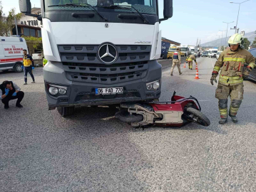 Kamyonun altında kalarak ezilen motosikletin sürücüsü hayatını kaybetti