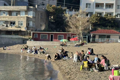 Sıcak havanın tadını sahilde değerlendirdiler
