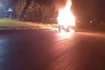 Otomobil gece yarısı alevlere teslim oldu, kullanılamaz hale geldi
