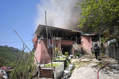 Yangında eşyalar küle döndü, Kur’an-ı Kerim zarar görmedi
