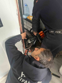 Antakya’da profil demirine sıkışan kuş kurtarıldı