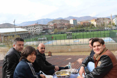 Çatıda kaygana yiyerek maç izlediler