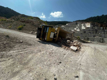 Bilecik’te taş yüklü kamyon devrildi: 2 yaralı