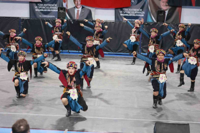 Halk oyunları şöleni Buldan’da izleyenleri mest etti