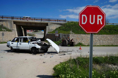 Traktör ile otomobil kafa kafaya çarpıştı: 5 yaralı