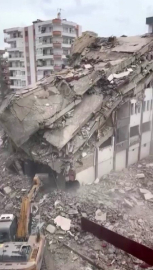 Diyarbakır’da ağır hasarlı binalar yıkılıyor