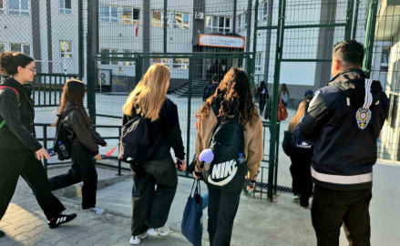 Polis okul önlerinde kuş uçurtmuyor