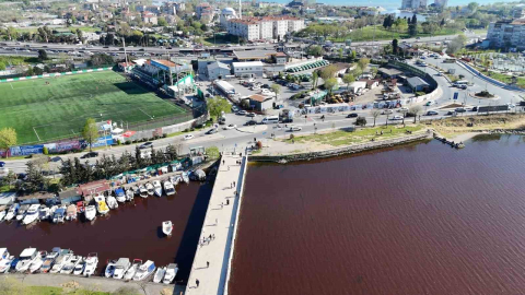 Küçükçekmece Gölü kırmızıya döndü