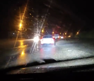 Karayoluna düşen taşlar ulaşımda aksamalara neden oldu