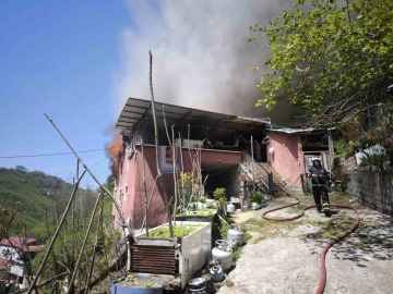 Yangında eşyalar küle döndü, Kur’an-ı Kerim zarar görmedi