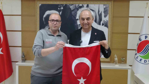 Çöpte bulduğu bayrağı alıp temizleyen ve kamyonuna asan Kepez Belediyesi çalışanına başkandan plaket