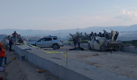 Tır rampaya çarptı, fırlayan mermerler minibüsü parçaladı: 1 ölü, 3 yaralı