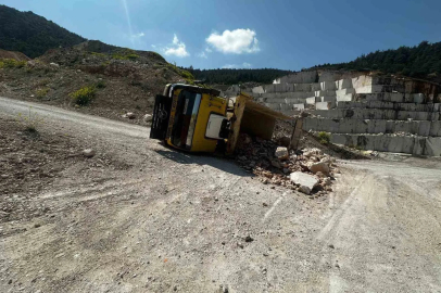 Bilecik’te taş yüklü kamyon devrildi: 2 yaralı

