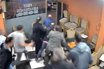 Otomobilden çıkan yüksek ses camları titretti kahvehanedekiler deprem korkusu yaşadı
