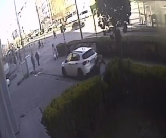 Kaldırımda yürüyen yayanın otomobilin altında kaldığı anın görüntüsü ortaya çıktı