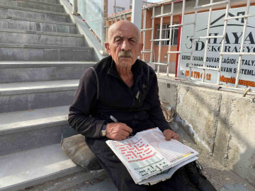 Yarım asırdır her gün bulmaca çözüyor