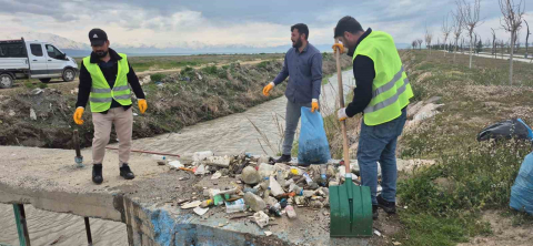 Van Gölü’nün sessiz kahramanları için yol temizliği