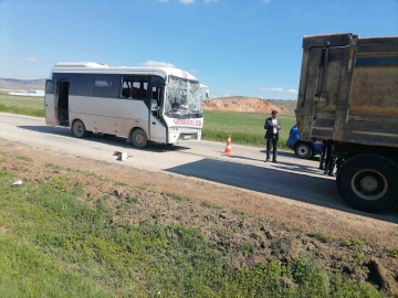 Midibüsün kamyona arkadan çarptığı kazada 3 kişi yaralandı