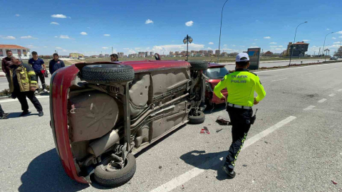 Park halindeki araca çarpan otomobilin devrildiği anlar kameraya yansıdı: 1 yaralı