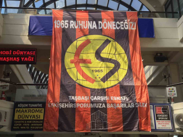 Taşbaşı esnafından Eskişehirspor’a bayraklarla destek