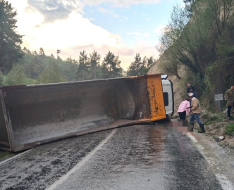 Denizli’de hafriyat kamyonu devrildi: 1 ölü