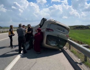 Gaziantep’te lastiği patlayan minibüs takla attı