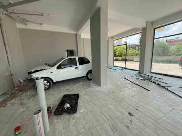 Osmaniye’de  kontrolden çıkan otomobil dükkana girdi: 1 yaralı