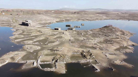 Kuraklıkta ortaya çıkmıştı, yağışlarla yeniden kayboldu