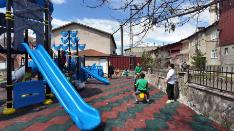 Beytüşşebap Kaymakamı Taşkıran, çocuklar için oyun parkı kurdu