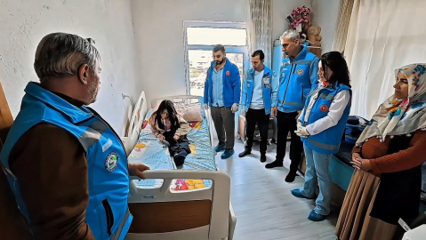 Yatağa bağımlı hastaya ortopedik yatak hediye edildi