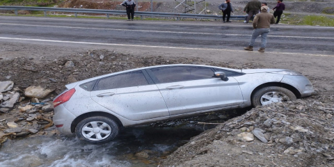 Otomobil kanala düştü: 2 yaralı