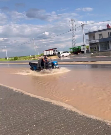 Kahta’ya bağlı Narince’de yağış sonrası yollar göle döndü