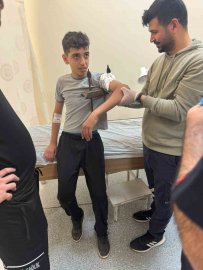 Diyarbakır’da demir korkuluk, küçük çocuğun koluna saplandı